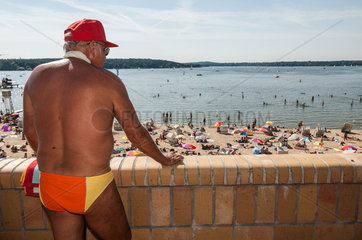Berlin  Deutschland  Besucher guckt vom Sonnendeck des Strandbad Wannsees auf den Badestrand