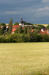 Waltersleben  Thueringen  Sicht auf die Ortschaft umgeben von Feldern