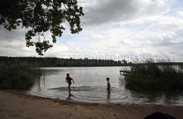 Schependorf  Deutschland  Kinder planschen in einem See