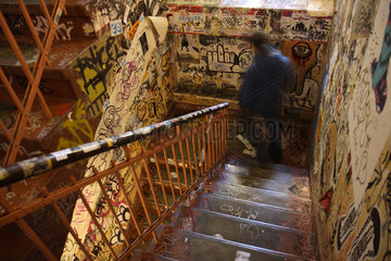 Berlin  ein Mann geht ein Treppenhaus hinab
