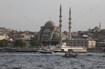 Istanbul  Tuerkei  Blick auf die Neue Moschee  Yeni Cami