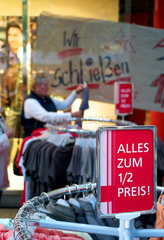 Berlin  Deutschland  Schlussverkauf eines insolventen Bekleidungsgeschaeftes