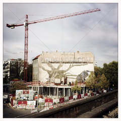 Wandgemaelde Weltbaum - aelteste Fassadenbild Berlins verschwindet