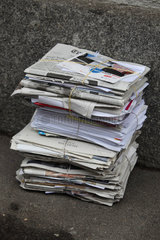 Zuerich  Schweiz  Zeitungsstapel lehnt an einer Hauswand