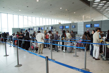 Paris  Frankreich  Reisende warten an den Schaltern des Check-in