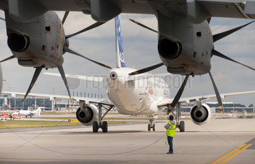 Schoenefeld  Deutschland  ein Airbus A320 und Airbus A400M Atlas warten auf der Startbahn auf der ILA 2012