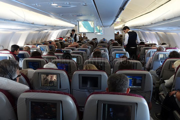 Doha  Katar  Passagiere und Flugbegleiter in einer Flugzeugkabine