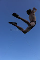Alicudi  Italien  Junge macht einen Luftsprung