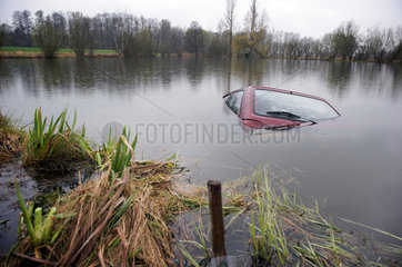 Berlin  Deutschland  in einem See halb versunkenes Auto