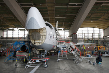 Berlin  Deutschland  Passagiermaschine der Lufthansa wird in einem Hangar gewartet