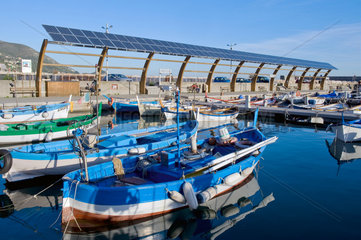Finale Ligure  Italien  Solaranlage im Yachthafen von Finale Ligure