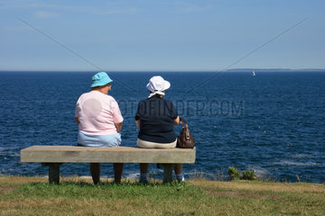 Bass Harbor  USA  zwei Frauen sitzen an der Kueste von Bass Harbor