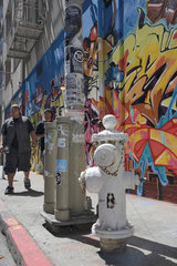 San Francisco  USA  ein Hydrant vor einer mit bunten Grafitti verzierten Wand