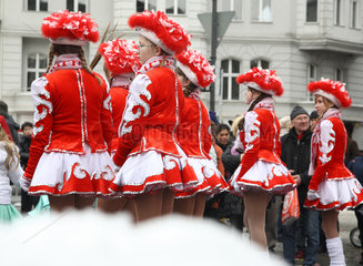 Berlin  Deutschland  Funkenmariechen beim Karnevalsumzug auf dem Kurfuerstendamm