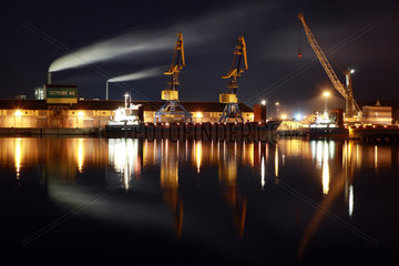Wismar  Deutschland  Hafenansicht bei Nacht