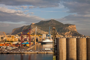 Palermo  Italien  Hafenanlage von Palermo mit dem Monte Pellegrino