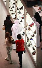 Dubai  Vereinigte Arabische Emirate  Menschen in einem Schuhgeschaeft