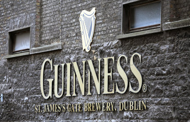 Dublin  Irland  Schriftzug der Biermarke Guinness