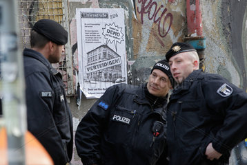 Berlin  Deutschland  Polizisten am Rande der Demonstration gegen die Zwangsraeumung des Hauses Linienstrasse 206