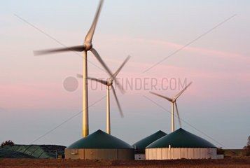 Klausdorf  Deutschland  Windkraftraeder und Biogasanlage