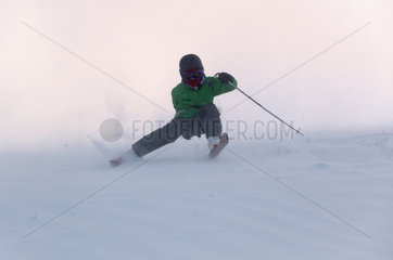 Krippenbrunn  Oesterreich  ein Junge stuerzt beim Skifahren