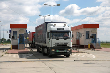 Koroszczyn  Polen  LKW bei der Einfuhr in den LKW-Terminal Koroszczyn
