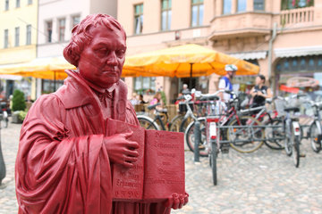Wittenberg  Deutschland  eine rote Luther-Skulptur von Ottmar Hoerl