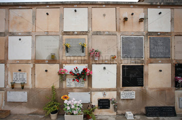 Alcudia  Mallorca  Spanien  Urnenwand auf dem staedtischen Friedhof