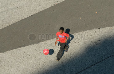 Basel  Kind spielt Ball