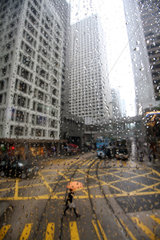 Hong Kong  China  Blick durch ein Fenster bei Regenwetter