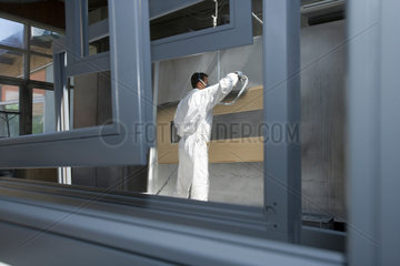 Bad Salgau  Deutschland  ein Mitarbeiter spritzt einen Fensterrahmen