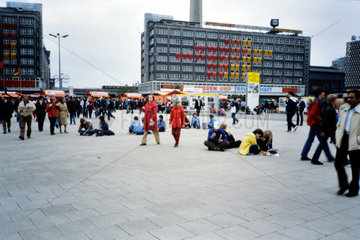Berlin  DDR  Passanten auf dem Alexanderplatz
