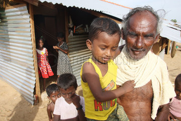 Batticaloa  Sri Lanka  Familie in einem Fluechtlingslager im Buergerkriegsgebiet