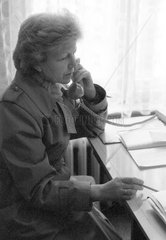 Berlin  DDR  Frau sitzt an einem Schreibtisch und telefoniert