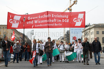 Berlin  Deutschland  Demonstrationszug der GEW auf der Strasse Unter den Linden