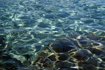 Stintino  Italien  kristallklares Meerwasser am Strand