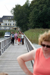 Plau am See  Deutschland  Menschen auf einem Steg