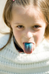 Riedlingen  Deutschland  Maedchen streckt ihre blaue Zunge heraus