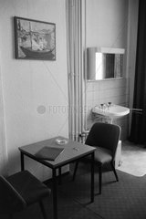 Berlin  Deutschland  Tisch  Stuhl und Waschbecken in einem Hotelzimmer