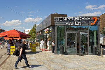 Berlin  Deutschland  Zugang zum Einkaufszentrum Tempelhofer Hafen