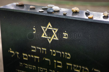 Berlin  Deutschland  Steine auf einem Grab des Juedischen Friedhofs Berlin-Weissensee