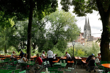 Regensburg  Deutschland  ein Biergarten an der Donau  im Hintergrund der Dom St. Peter