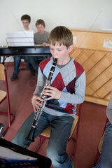 St. Georgen  Deutschland  Schueler der 7. Klasse im Musikunterricht