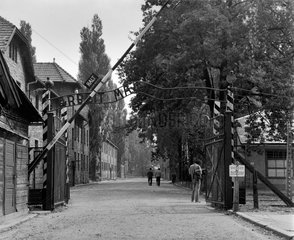 Auschwitz  Polen  Menschen besichtigen das Konzentrationslager Auschwitz-Birkenau