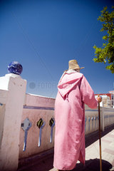 Chefchaouen  Marokko  eine aermliche Frau