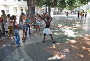 Havanna  Kuba  Kinder tanzen auf dem Prado in Centro Habana