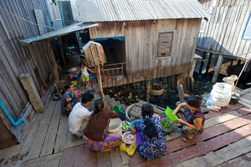 Phnom Penh  Kambodscha  Menschen kochen neben ihren Haeusern