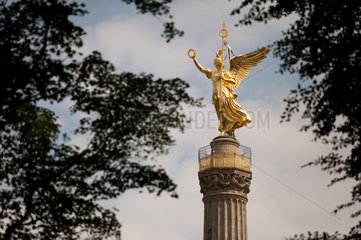 Berlin  Deutschland  die Siegessaeule auf dem Grossen Stern inmitten des Tiergartens