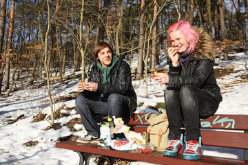 Berlin  Deutschland  ein junges Paar macht Picknick im Schnee