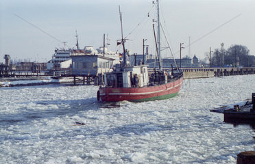 Warnemuende  DDR  Fischerboot steckt am Alten Strom im Eis fest